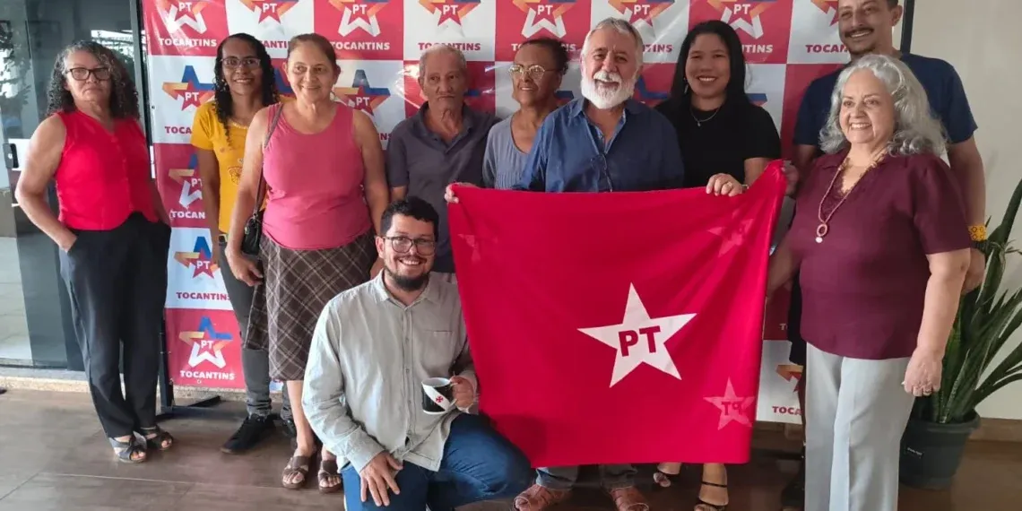 Freitas do PT com integrantes do coletivo e uma bandeira do PT