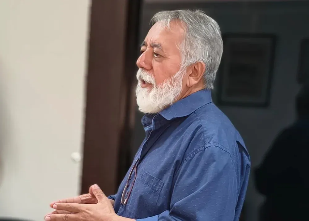 Freitas do PT de camisa azul, falando e gesticulando com as mãos