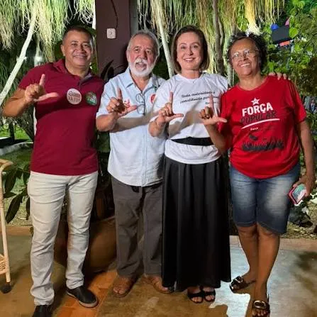 Freitas do PT faz o L com apoiadores e apoiadoras